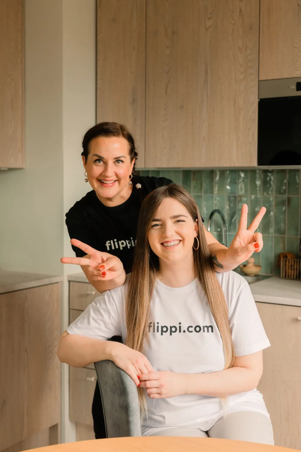 Flippi.comin perustajat Henna Vihreävuori ja Anna Poussu keittiössä.