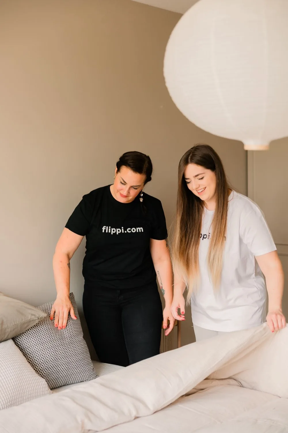 Flippi.comin perustajat Henna Vihreävuori ja Anna Poussu työskentelevät yhdessä kohteessa.